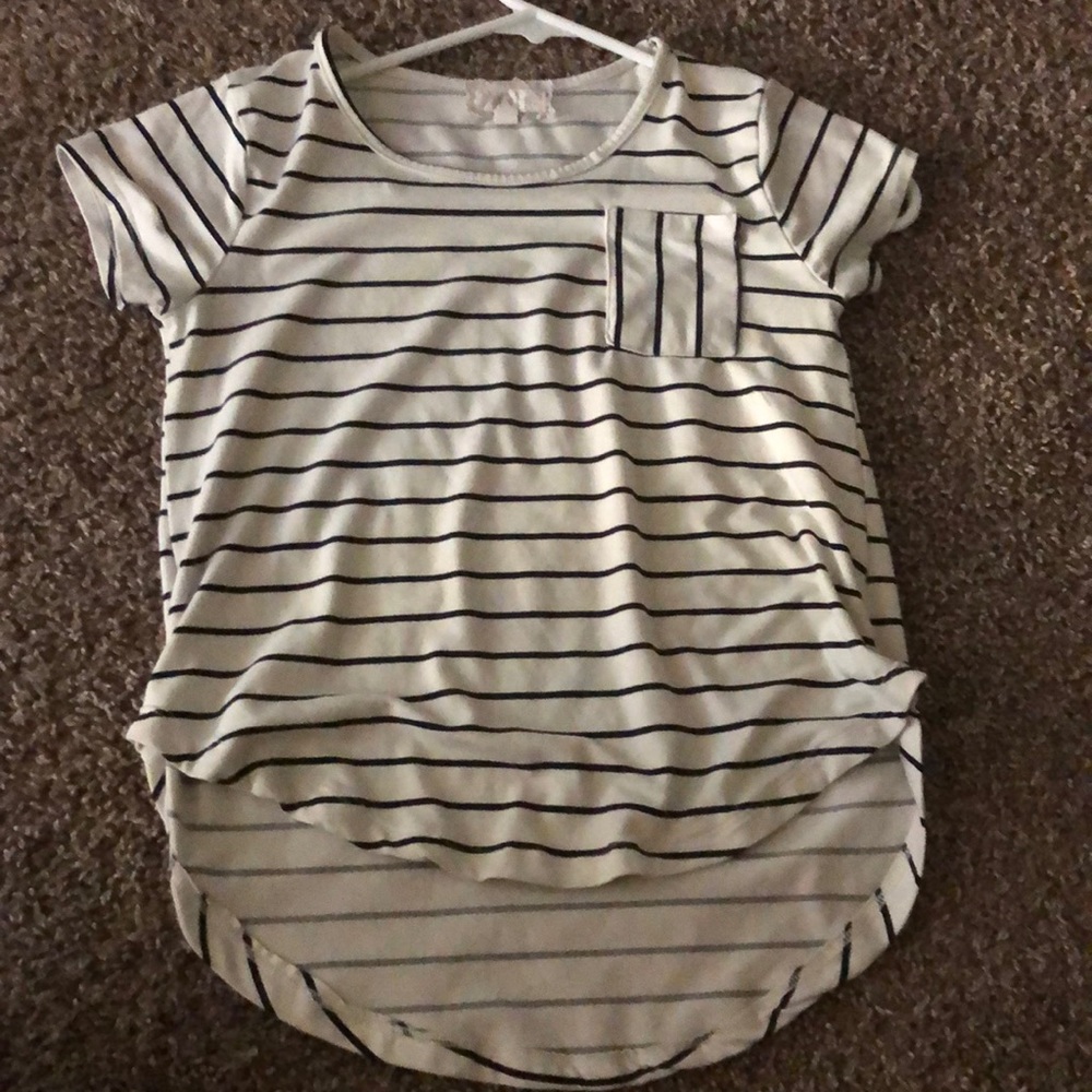 This is a kids blouse it has a pocket.And it is a beautiful shirt.Thank you!❤️